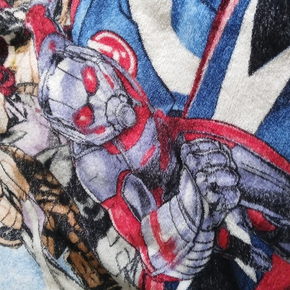 Marvel Avengers Fleece Throw Blanket - Red, Blue, Green - Picture 4 of 4